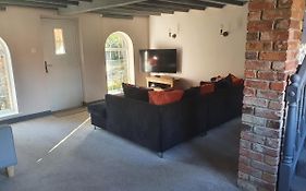 Willow Tree Farm Cottage With Bbq Hut